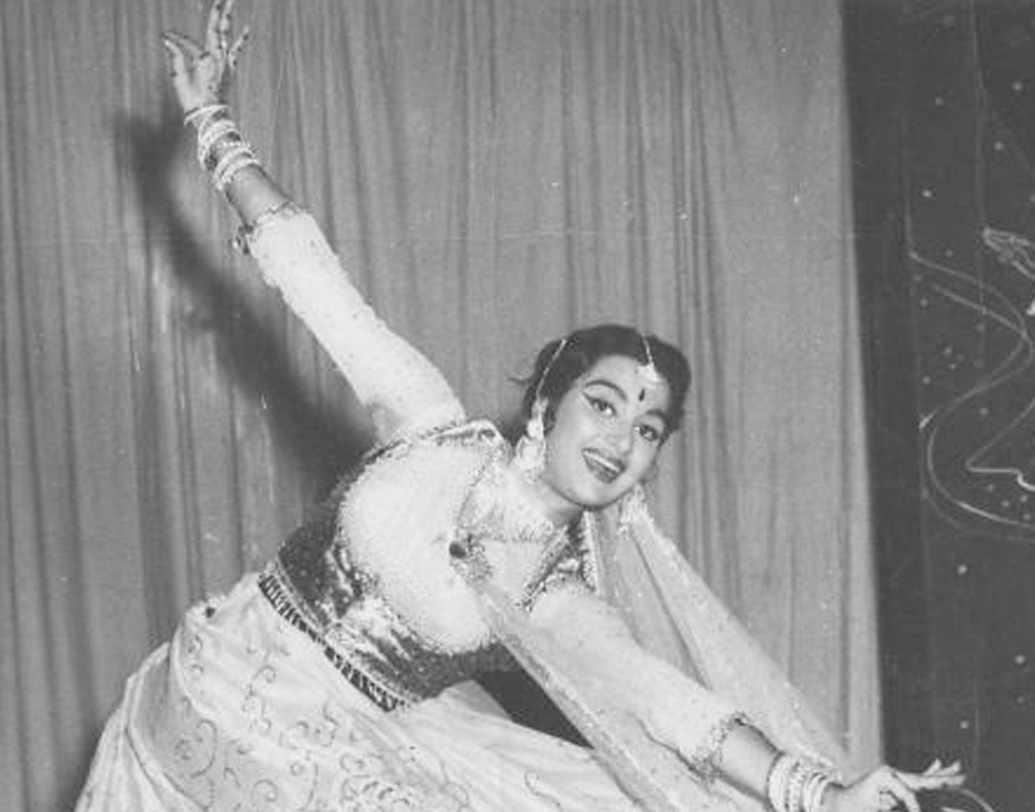 ‘কাটি পতঙ্গ’-এর পরে আশা তাঁর নাচের দল নিয়ে দীর্ঘদিন বিদেশে ছিলেন। এরপর বলিউডে কিছুটা হলেও নিজের জায়গা হারান তিনি।