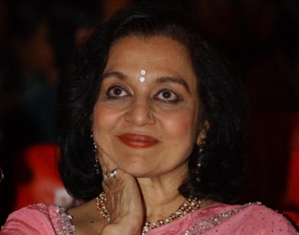 ১৯৯৪ থেকে ২০০০ আশা পারেখ ছিলেন ‘সিনে আর্টিস্টস অ্যাসোসিয়েশন’-এর প্রেসিডেন্ট। পরে, ১৯৯৮-২০০১ সেন্সর বোর্ডের চেয়ারপার্সন। মহিলা হিসেবে তিনি-ই প্রথম এই দায়িত্ব পান। ১৯৯২ সালে তিনি ভূষিত হন ‘পদ্মশ্রী’ সম্মানে।