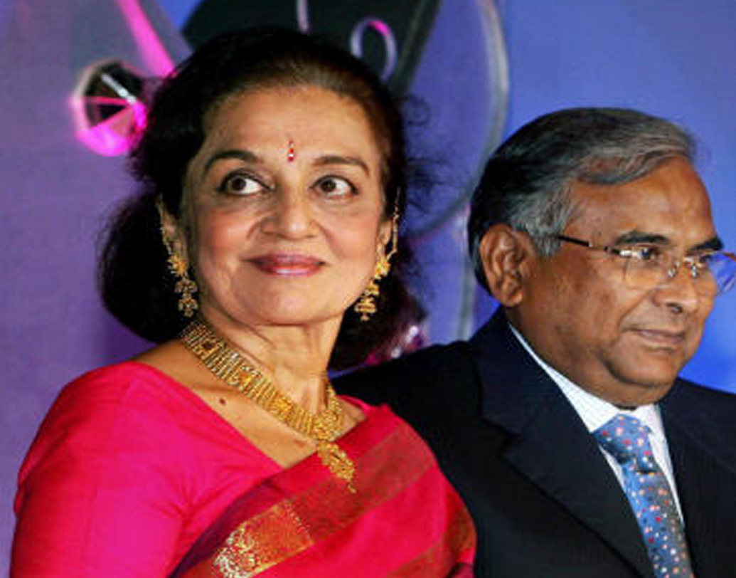 সেন্সর বোর্ডের চেয়ারপার্সন হিসেবে তিনি কোনও বেতন নিতেন না। কিন্তু তাঁর কার্যকালের মেয়াদে যথেষ্ট বিতর্ক দেখা দিয়েছিল। তিনি শেখর কপূর পরিচালিত ছবি ‘এলিজাবেথ’-কে ভারতে প্রদর্শনের ছাড়পত্র দেননি।