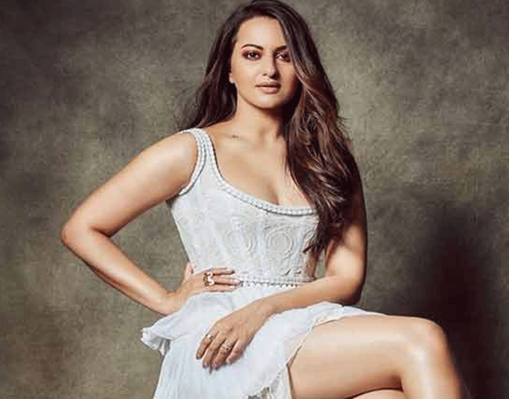 কিন্তু প্রথম ছবিই হিট হওয়ায় সোনাক্ষী তাঁর পারিশ্রমিক অনেকটাই বাড়িয়ে ফেলেছিলেন। তাই পরিচালক সাজিদ নাদিয়াদওয়ালা সোনাক্ষীর পরিবর্তে ছবিতে জ্যাকলিন ফার্নান্ডেজকে নেন। ছবিটা বক্স অফিসে হিট করে।