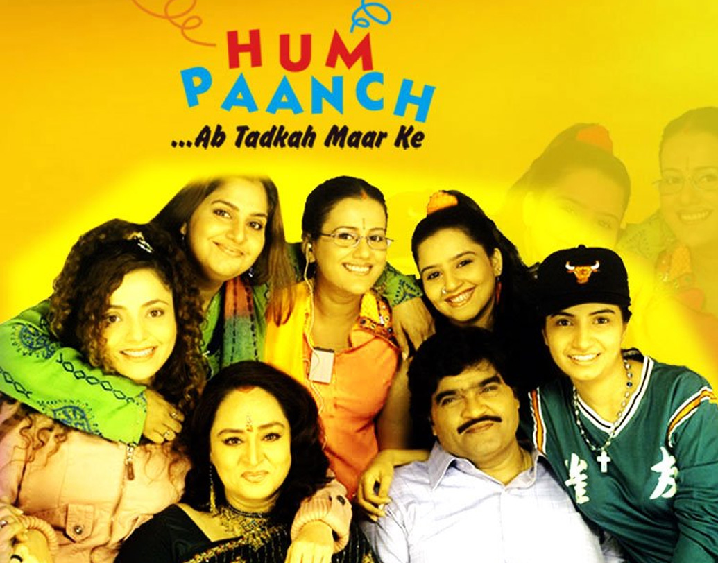 পরিবারের কর্তা, গিন্নি এবং তাঁদের পাঁচ কন্যাকে ঘিরে নিত্যনতুন কাণ্ড। চিত্রনাট্যে গুরুত্বপূর্ণ ভূমিকা ছিল কর্তার প্রয়াত প্রথম পক্ষের স্ত্রীরও। যিনি শুধুই ছবি। কিন্তু সেখান থেকেই কথা বলেন দ্বিতীয় বার বিয়ে করা স্বামীর সঙ্গে।