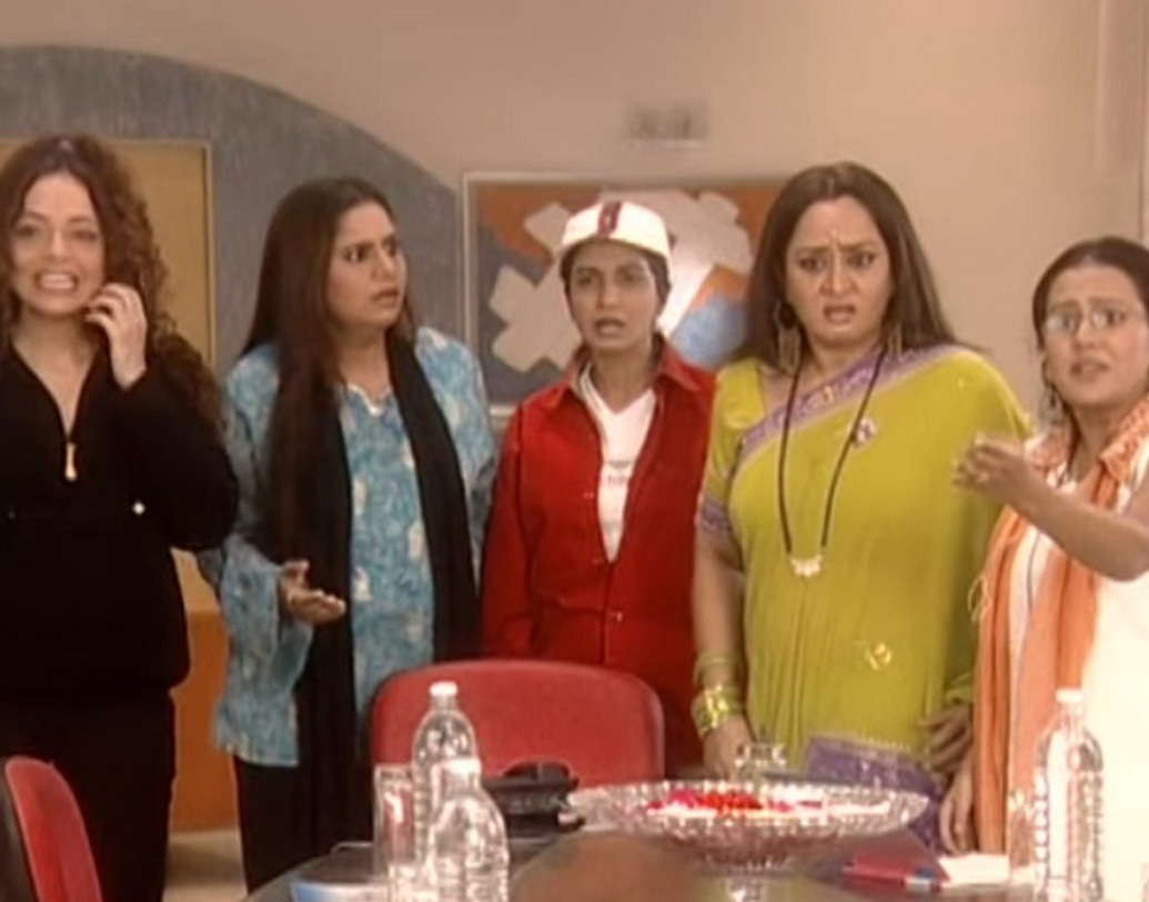 সিরিয়ালের মাথুর পরিবারের কর্তা ছিলেন আনন্দ মাথুর। এই ভূমিকায় অভিনয় করেছিলেন অশোক শরাফ। সিরিয়াল শুরুর আগে শীর্ষসঙ্গীতের সময় অশোক শরাফ পরিচয় করিয়ে দিতেন তাঁর পাঁচ কন্যার সঙ্গে। গল্পের পাশাপাশি গানটিও খুব জনপ্রিয় হয়েছিল।