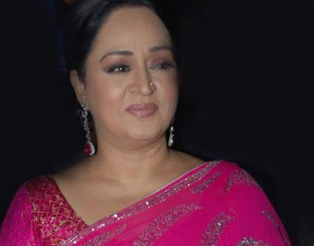 ‘হম পাঁচ’ সিরিয়ালে অশোক মাথুরের স্ত্রী বীণার ভূমিকায় অভিনয় করেছিলেন সোমা আনন্দ। গল্প অনুযায়ী, তিনি বিয়ে করেছিলেন আগের পক্ষের তিন মেয়ের উপর প্রতিশোধ নেবেন বলে। কারণ, বাবার জন্য পাত্রী পছন্দ করতে গিয়ে তাঁরা ব্যঙ্গ করেছিলেন বীণাকে দেখে!