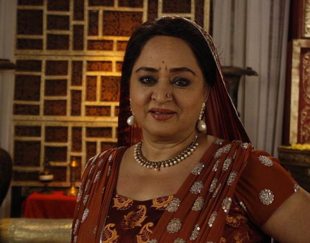 কিন্তু বিয়ের পর তিন সৎ মেয়েকে ভালবেসে ফেলেন বীণা। নিজের দুই মেয়ের সঙ্গে সৎ মেয়েদের কোনও পার্থক্য রাখতেন না। রাগী অথচ স্নেহপ্রবণ মায়ের ভূমিকায় সোমা ছিলেন যথাযথ।