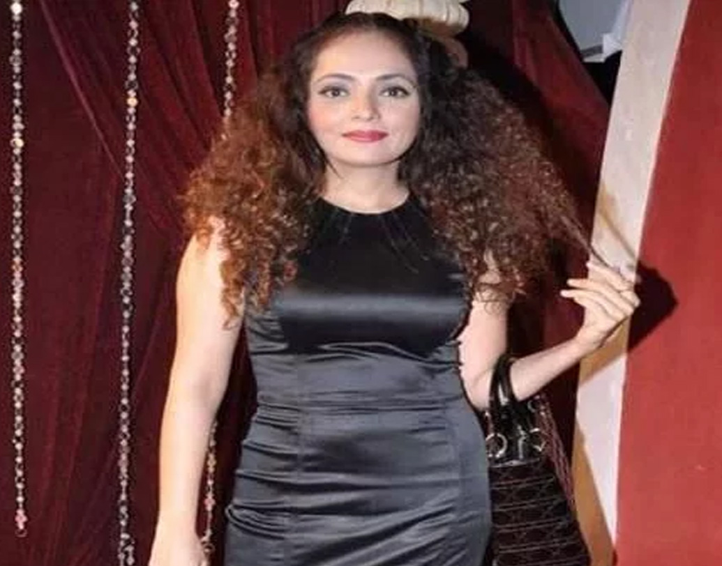 ঝাঁকড়া চুলের মীনাক্ষীর ভূমিকায় অভিনয় করেছিলেন রাখী ভিজান। পরবর্তী কালে তিনি অভিনয় করেন ‘হীনা’, ‘জসসি জ্যায়সি কোই নেহি’, ‘মধুবালা’ এবং ‘শক্তি’ সিরিয়ালে। ‘বিগ বস টু’-এর প্রতিযোগী রাখি ছিলেন ‘গোলমাল রিটার্নস’ ছবিতেও।