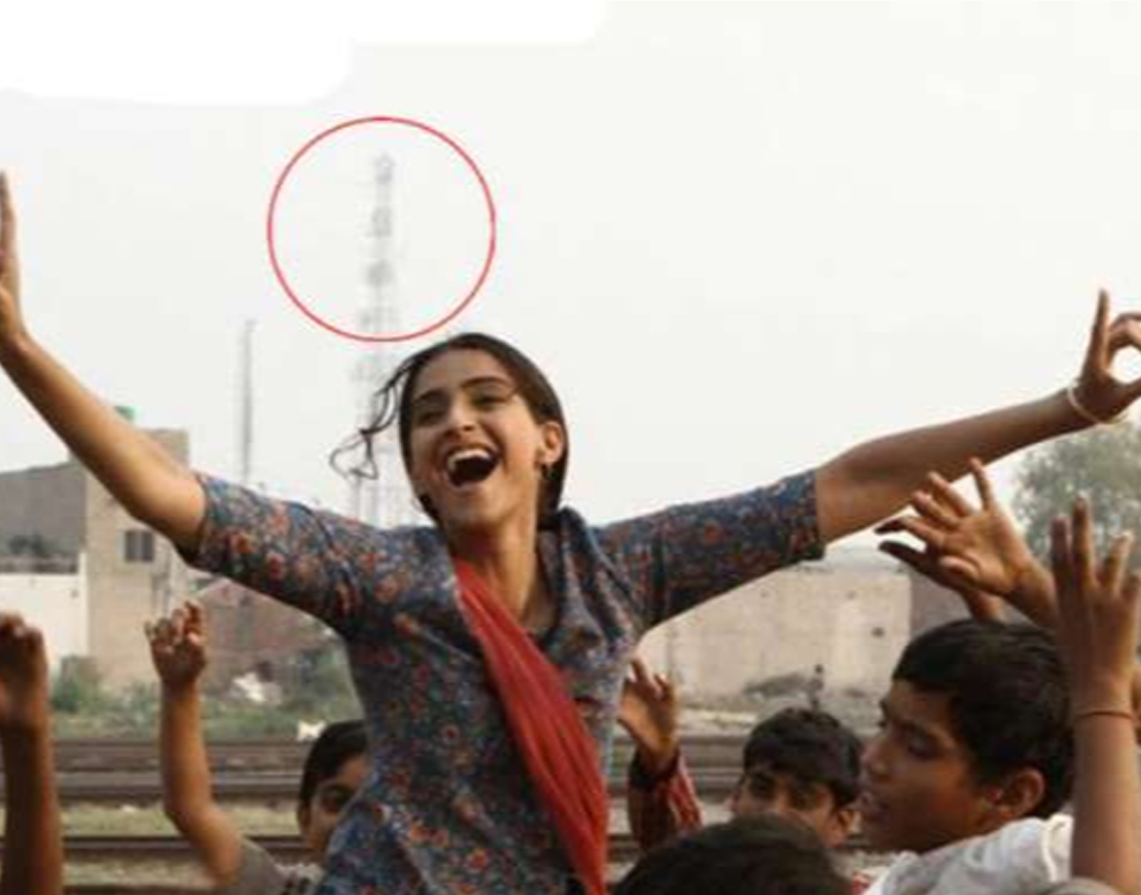 ‘ভাগ মিলখা ভাগ’ গল্প শুরু হয়েছে স্বাধীনতার আগে। অথচ সেখানে সোনম কপূরের নাচের পিছনে লম্বা হয়ে দাঁড়িয়ে আছে মোবাইলের টাওয়ার।