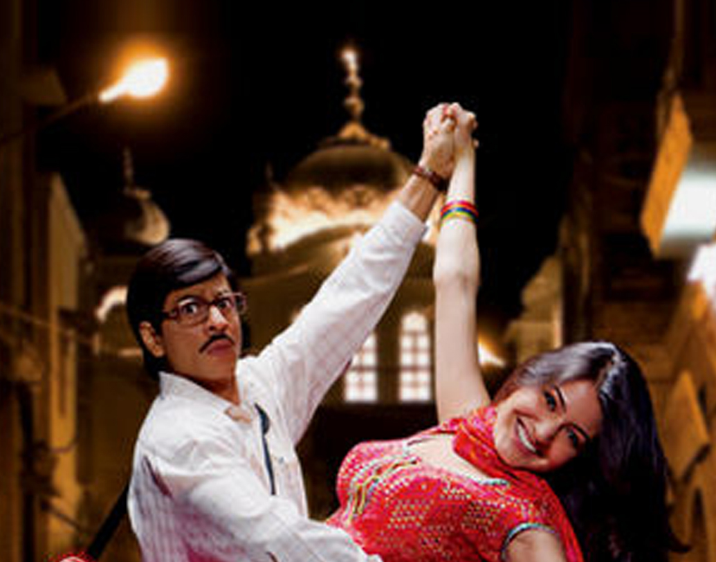 একটা গোঁফ না থাকলেই নাকি চেহারা আমূল পাল্টে যায়! বলছে ‘রব নে বনা দি জোড়ি’ ছবির গল্প। গোঁফের থাকা, না থাকা নাকি হার মানায় প্লাস্টিক সার্জারিকেও। স্ত্রী চিনতে পারেন না স্বামীকেও!