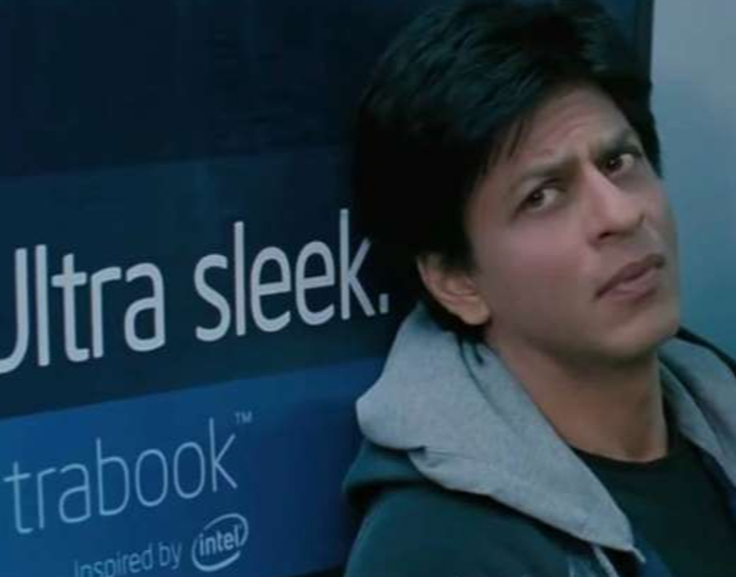 ‘যব তক হ্যায় জান’-এর গল্পের প্রেক্ষাপট ২০০০ সাল। অথচ সেখানে দেখানো হয়েছে ইন্টেল-এর আল্ট্রা স্লিক বুক! যা নাকি ভারতে এসেছে ২০১৩ সালে!