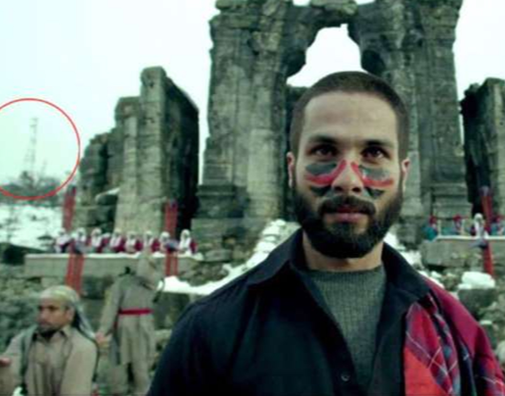 ‘হায়দর’ ছবিতে বলা হচ্ছে, নয়ের দশকের শুরুর দিকের গল্প। অথচ সেখানে নায়কের পিছনে আকাশে মাথা উঁচু করে দাঁড়িয়ে আছে মোবাইল টাওয়ার।