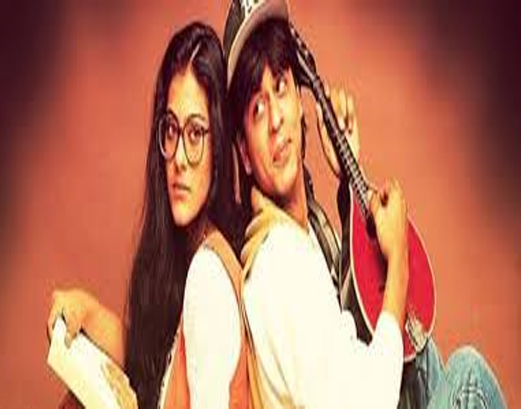 ‘দিলওয়াল দুলহনিয়া লে জায়েঙ্গে’ ছবির সেই অমোঘ ট্রেনের দৃশ্য। ছবির শেষে কাজল ছুটছেন। চলন্ত ট্রেনের দরজা দিয়ে হাত বাড়িয়ে দিয়েছেন শাহরুখ খান। দৌড়ে লম্বা দূরত্ব পেরিয়ে শাহরুখের হাত ধরে কামরায় উঠলেন কাজল। অথচ ফিরেও দেখলেন না তার বাঁ দিকেই ছিল কামরার দ্বিতীয় দরজা!