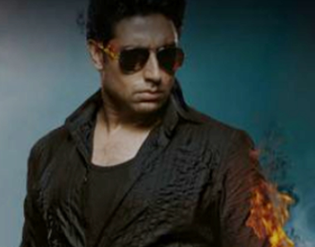 ‘ধুম’ ছবিতে অভিষেক বচ্চন পুলিশ অফিসার। কিন্তু এর তিন পর্বের একটিতেও তাঁকে কোনও চোরকেই পাকড়াও করতে দেখা যায়নি।