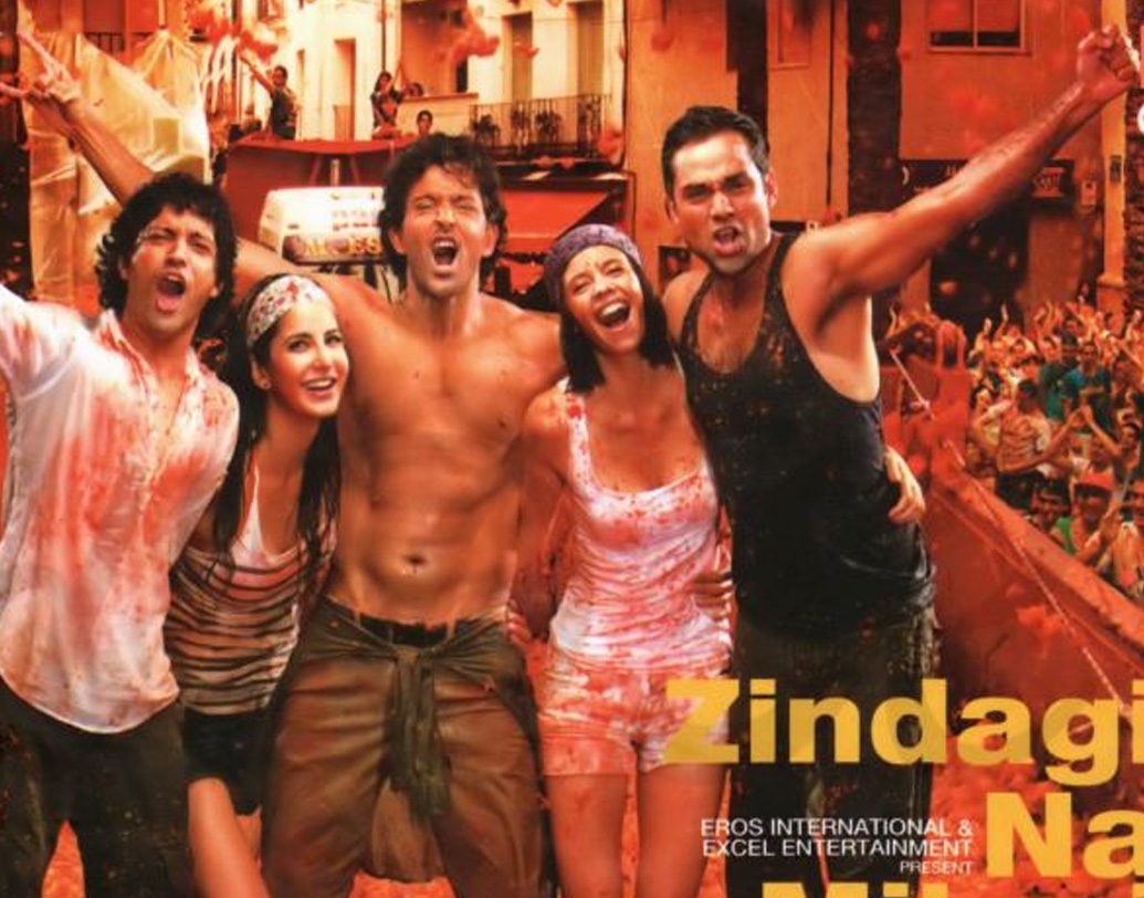 স্পেনে টম্যাটো ছোড়ার উৎসব ‘লা টোম্যাটিনো’ হয় অগস্টে। কিন্তু ‘জিন্দগি না মিলেগি দোবারা’ ছবিতে সেটা দেখানো হল জুলাই মাসে।