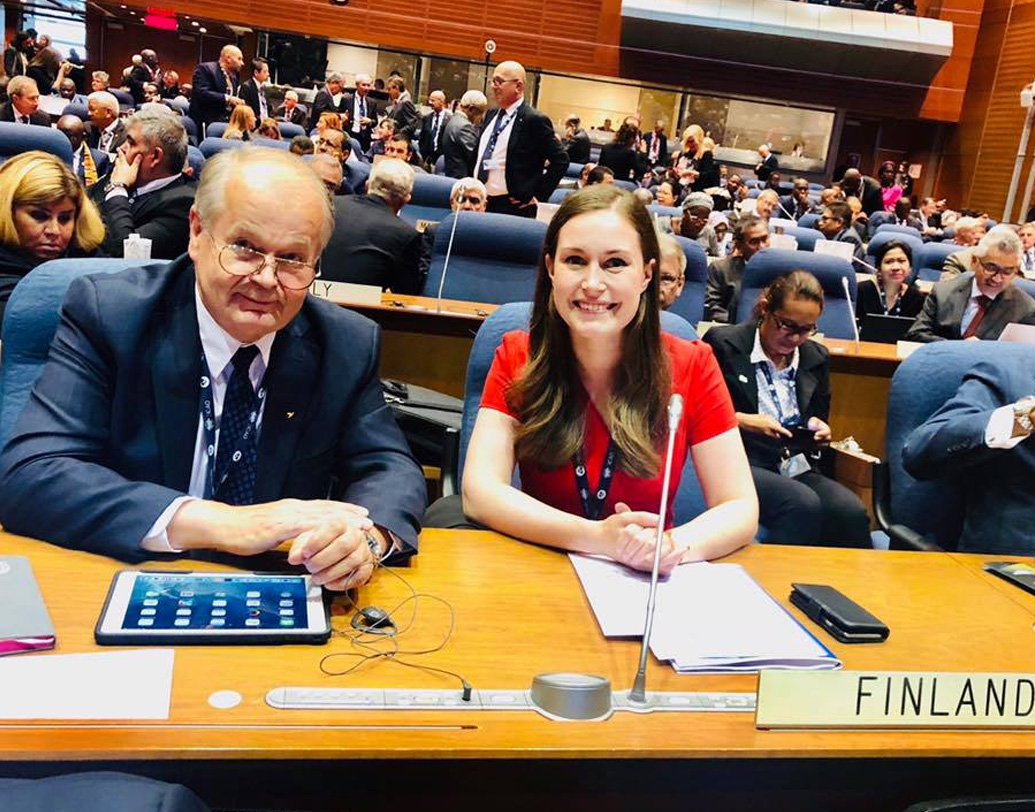 ট্যাম্প্রে সিটি কাউন্সিলের সদস্য হন সাতাশেই। এরপর চেয়ারপার্সনের দায়িত্ব। ২০১৪ সালে সোশ্যাল ডেমোক্র্যাটিক পার্টির দ্বিতীয় ডেপুটি চেয়ারপার্সন হন তিনি। ২০১৫ সালে ৩০ বছর বয়সে প্রথমবার ফিনল্যান্ড পার্লামেন্টের সাংসদ নির্বাচিত হন ম্যারিন। ২০১৯ সালের ৬ জুন দায়িত্ব নেন দেশের যোগাযোগ ও পরিবহণমন্ত্রী হিসেবে।