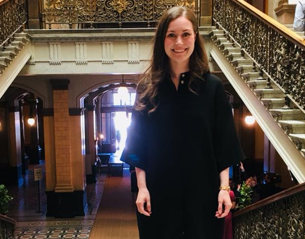 ডাকবিভাগে ধর্মঘট নিয়ে মতপার্থক্যের জেরে জোটসঙ্গী সেন্টার পার্টি সমর্থন তুলে নেওয়ায় সম্প্রতি সরকার ভাঙে ফিনল্যান্ডে। আস্থা ভোটে হেরে গত মঙ্গলবার প্রধানমন্ত্রীর পদ থেকে ইস্তফা দেন অ্যান্টি রিনে। সেই শূন্য আসনেই ম্যারিনকে নির্বাচিত করেছেন সোশ্যাল ডেমোক্র্যাটরা। খুবই অল্প ভোটে জিতে তিনি মঙ্গলবার প্রধানমন্ত্রী হিসাবে শপথ নিচ্ছেন।