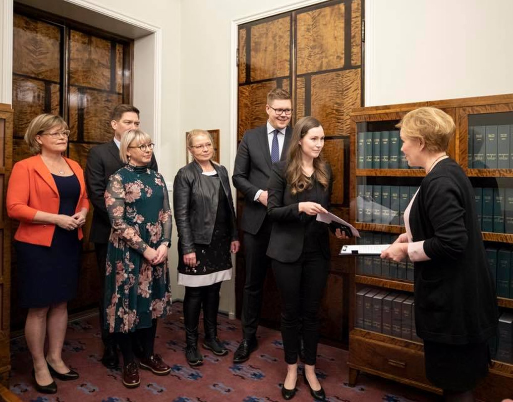 রাজনীতি-বিশেষজ্ঞদের ধারণা, ম্যারিনের সামনে এখন বড় চ্যালেঞ্জ। ডাকবিভাগের ৭০০ কর্মীর বেতন ছাঁটাই নিয়ে এখনও অচলাবস্থা রয়েছে এই স্ক্যান্ডিনেভিয়ান দেশটির একাংশে। চাপের মুখে পদত্যাগ করেছেন দলীয় নেত্রী। পিছু হটেছেন ডাক বিভাগের সংস্কার সিদ্ধান্তেও। এখন রিনের উত্তরসূরি হিসেবে যাবতীয় পরিস্থিতি সামলাতে হবে কনিষ্ঠতম প্রধানমন্ত্রীকে।