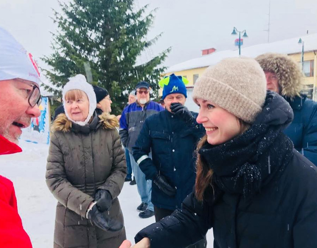 তবে এই নর্ডিক দেশের বড় অংশ এই নির্বাচন ঘিরে বেশ উৎসাহী। কারণ, ফিনল্যান্ডে যে পাঁচ দলের জোট সরকার, তার প্রত্যেকটির নেতৃত্বে রয়েছেন মেয়েরা। সোশ্যাল ডেমোক্রেটিক পার্টিতে ম্যারিন, বামপন্থী জোটের নেতৃত্বে বছর বত্রিশের লি অ্যান্ডারসন, মধ্যপন্থী জোটে ৩২ বছর বয়সি ক্যাট্রি কালমানি, গ্রিন লিগে ৩৪ বছরের মারিয়া ওহিসালো এবং সুইডিশ পিপলস পার্টি অব ফিনল্যান্ডের নেতৃত্বে আছেন ৫৫ বছর বয়সি অ্যানা-মাজা হেনরিকসন।