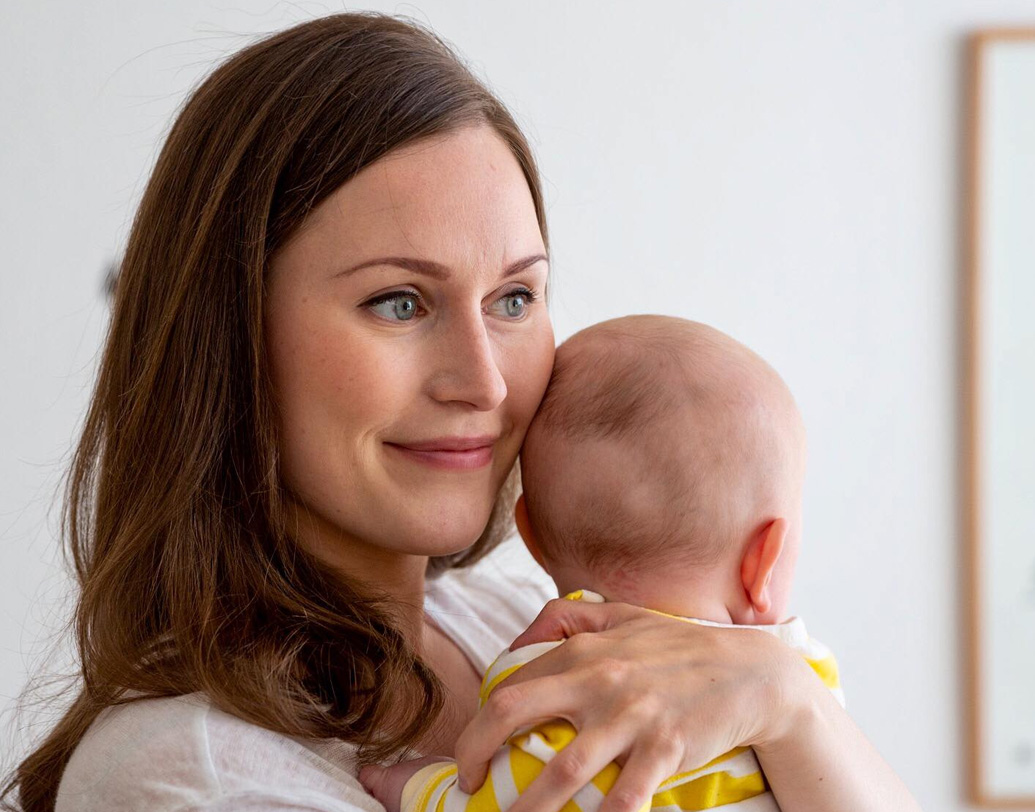 নিউজিল্যান্ডের প্রধানমন্ত্রী জেসিন্ডা আর্ডের্নের বয়সও চল্লিশ পার হয়নি। ইতিমধ্যেই তাঁর সঙ্গে ম্যারিনের তুলনা শুরু হয়ে গিয়েছে। জেসিন্ডার মতো ম্যারিনও সদ্য মা হয়েছেন। ম্যারিনের মেয়ে এমার বয়স এখনও দু’বছর হয়নি। এমার জন্ম ২০১৮-র জানুয়ারিতে।