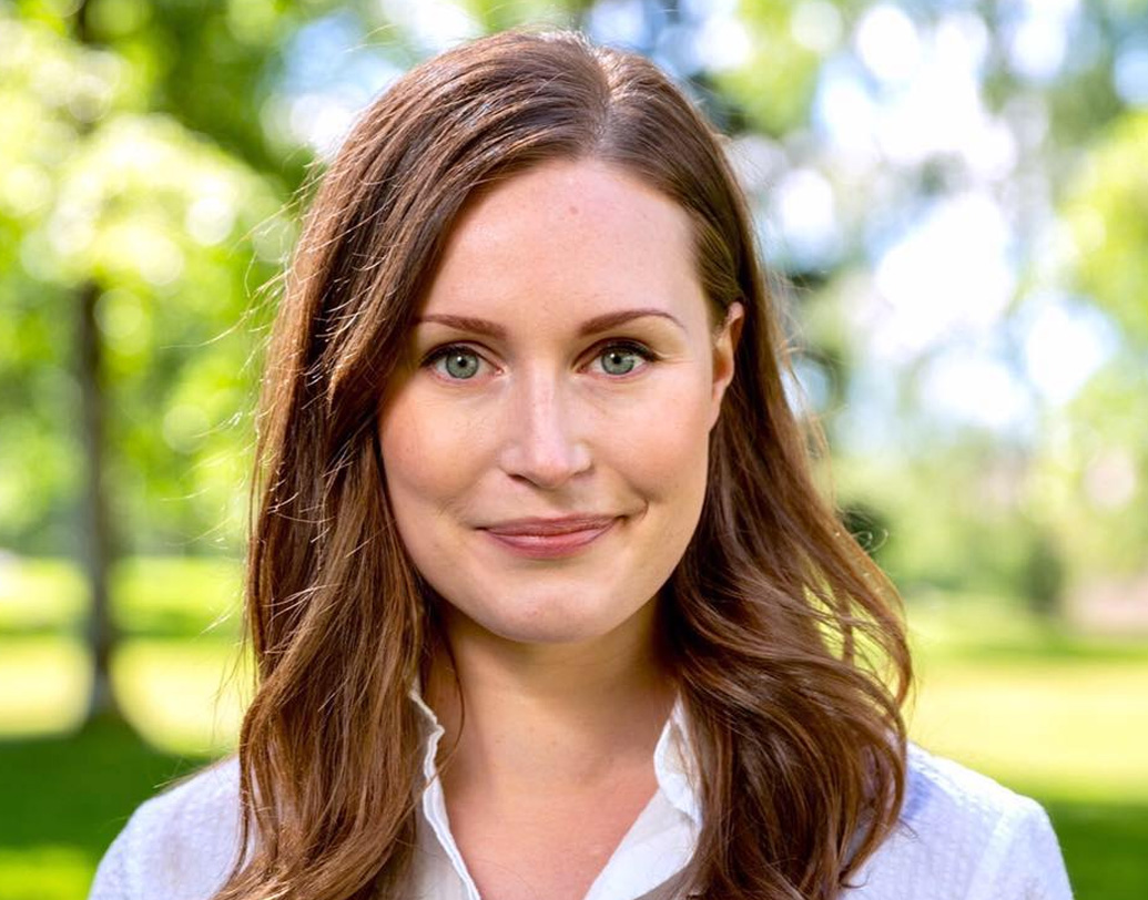 সংবাদমাধ্যমে প্রকাশ, ম্যারিনের শৈশব কেটেছে ভাড়াবাড়িতে। তাঁকে বড় করে তোলেন মা এবং মায়ের সঙ্গিনী। পারিবারিক পরিচয় দিতে শৈশবে বারবার হোঁচট খেয়েছেন তিনি। জানিয়েছেন ম্যারিন নিজেই। গুটিয়ে রাখতেন নিজেকে। কিন্তু তাঁকে বরাবর আত্মবিশ্বাস আর সাহস জুগিয়েছেন তাঁর জন্মদাত্রী। এখন দেশবাসীর ভরসাকে অটুট রাখার দায়িত্ব চৌত্রিশটি বসন্ত পেরোনো সানা ম্যারিনের কাঁধে। (ছবি: ফেসবুক)