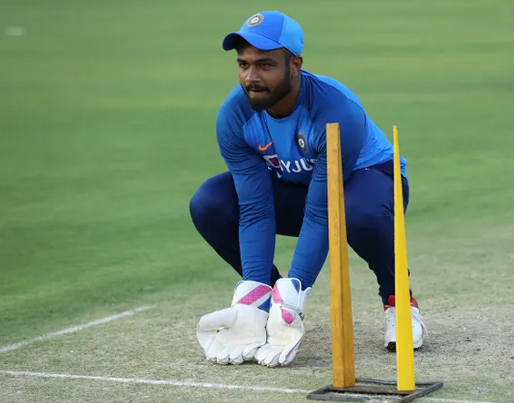 সঞ্জু স্যামসন: উইকেটের পিছনে দাঁড়িয়ে একের পর এক ভুল করে চলেছেন ঋষভ পন্থ। ভুল থেকে শিক্ষা নিচ্ছেন না তিনি। তাঁর জায়গায় সুযোগ দেওয়া হতে পারে সঞ্জু স্যামসনকে। কারণ সঞ্জুকে এতদিন স্কোয়াডে রাখা হলেও তাঁকে খেলানো হচ্ছিল না। মুম্বইয়ে ভারতের উইকেটের পিছনে দাঁড়াতেই পারেন কেরলের এই উইকেট কিপার।