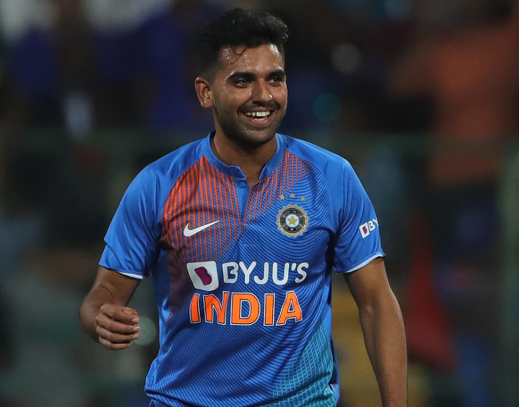 দীপক চহার: বাংলাদেশের বিরুদ্ধে শেষ টি-টোয়েন্টিতে সাত রানে ছয় উইকেট নিয়েছিলেন। করেছিলেন হ্যাটট্রিক। হায়দরাবাদের প্রথম টি টোয়েন্টি ম্যাচে নিজের দ্বিতীয় ওভারেই তুলে নিয়েছিলেন উইকেট। কিন্তু, তার পরে ক্যারিবিয়ান ব্যাটসম্যানরা নির্দয় হয়ে ওঠেন ভারতের বোলারদের উপরে। ৪ ওভারে তিনি দেন ৫৬ রান। দ্বিতীয় টি টোয়েন্টিতেও চহার মার খান। উইকেট পাননি। তৃতীয় টি টোয়েন্টিতে চহারের দিকে তাকিয়ে ক্রিকেটভক্তরা।