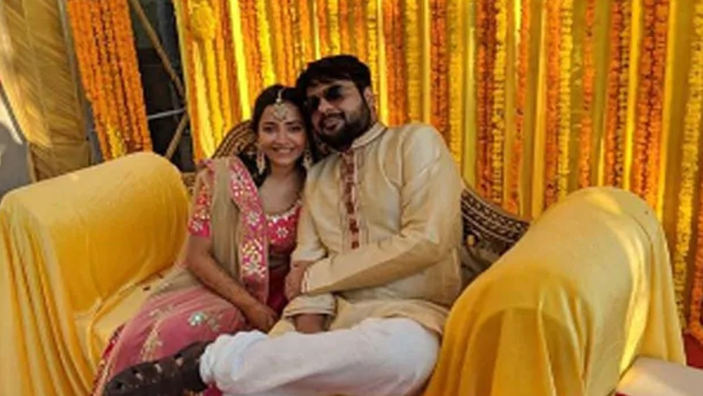 কিন্তু এক বছর পূর্ণ হওয়ার আগেই স্বামীর সঙ্গে বিচ্ছেদের সিদ্ধান্ত নিয়েছেন তিনি। নিজের ইনস্টা স্টোরিতে শ্বেতা লিখেছেন, ‘রোহিত এবং আমি দু’জনেই যৌথ ভাবে সম্পর্ক শেষ করার সিদ্ধান্ত নিয়েছি। আমাদের মধ্যে কিছু সমস্যা হচ্ছিল। সে জন্যই এই সিদ্ধান্ত।’