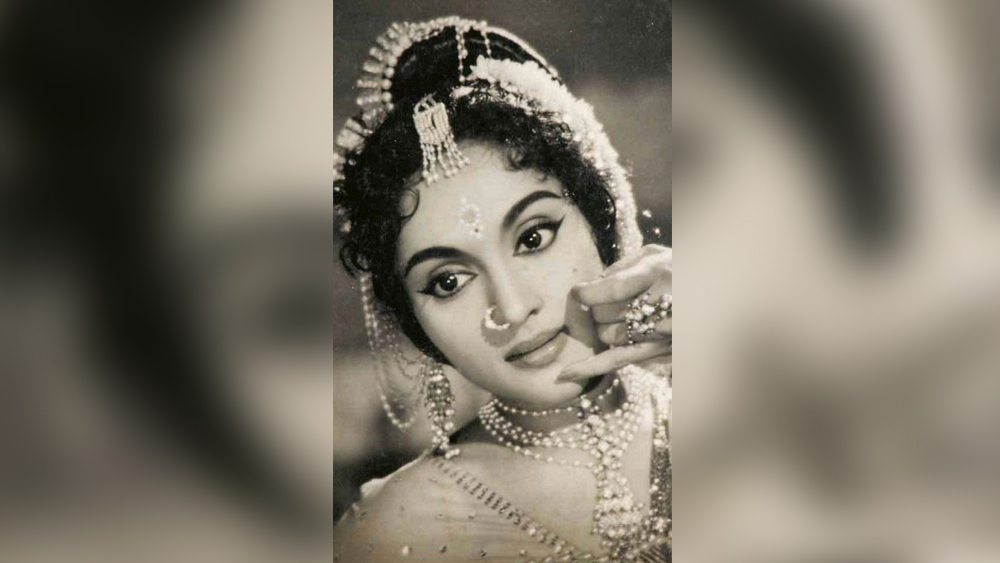 তিনিই প্রথম ব্যক্তি যিনি এই পুরস্কার প্রত্যাখ্যান করেন। এর পর ‘নিউ দিল্লি’, ‘সাধনা’, ‘নয়া দৌড়’, ‘মধুমতী’, ‘আশা’— একের পর এক ব্লকব্লাস্টার উপহার দেন বৈজয়ন্তীমালা। এ বার ১৯৫৯-এ সেরা অভিনেত্রীর পুরস্কার হাতে আসে তাঁর।