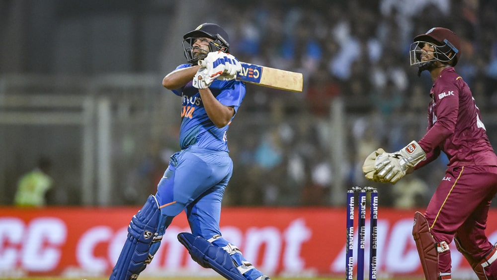 টি-টোয়েন্টি ফরম্যাটে রান তাড়া করাই পছন্দের টিম ইন্ডিয়ার। টস জিতে রান তাড়া এই ফরম্যাটে জয়ের সহজ রেসিপিও। ভারতীয় দল তাই এর আগে বেঙ্গালুরুতে দক্ষিণ আফ্রিকার বিরুদ্ধে সিরিজেও প্রথমে ব্যাট করার ঝুঁকি নিয়েছিল। কিন্তু তা সফল হয়নি। হেরে যেতে হয়েছিল। ওয়াংখেড়েতে টস হেরে প্রথমে ব্যাট করে এই জয় সেই কারণেই তৃপ্তির।