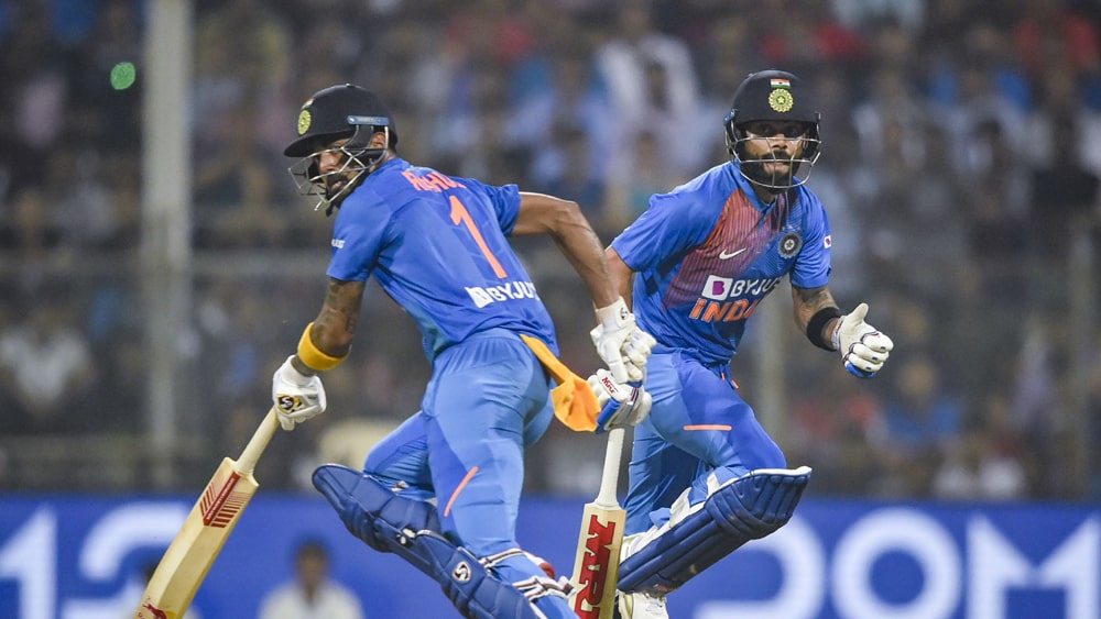 ওয়াংখেড়েতে প্রথম ওভার থেকেই মারমার কাটকাট ভঙ্গিতে শুরু করেছিলেন দুই ওপেনার। রোহিত শর্মা ও লোকেশ রাহুলের ব্যাটে আসতে থাকে বাউন্ডারি। অতীতে এই ফরম্যাটে শুরুর দিকে ভারত সতর্ক থাকত। প্রথম থেকেই চালিয়ে খেলা হত না। এ দিন পাওয়ারপ্লে-র ছয় ওভারে ওঠে ৭২ রান। মানে, ওভার প্রতি ১২ রান!