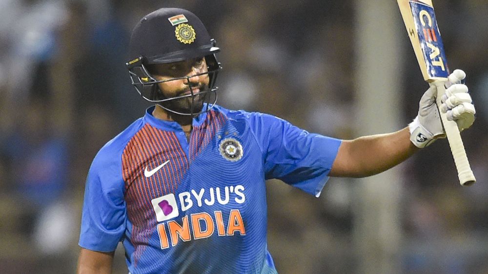 দুই ওপেনারের সাহসী ব্যাটিং সুর বেঁধে দিয়েছিল ইনিংসের। বিরাট কোহালিও ম্যাচের পর বলেছেন যে, কী ভাবে প্রথমে ব্যাটিং করা হবে, সেই পরিকল্পনার মধ্যে কোনও দ্বিধা-দ্বন্দ্ব ছিল না। রোহিত আগের দুই টি-টোয়েন্টিতে রান পাননি। এ দিন সেই আক্ষেপ পুষিয়ে নিলেন ঘরের মাঠে। ২৩ বলে পৌঁছলেন পঞ্চাশে।
