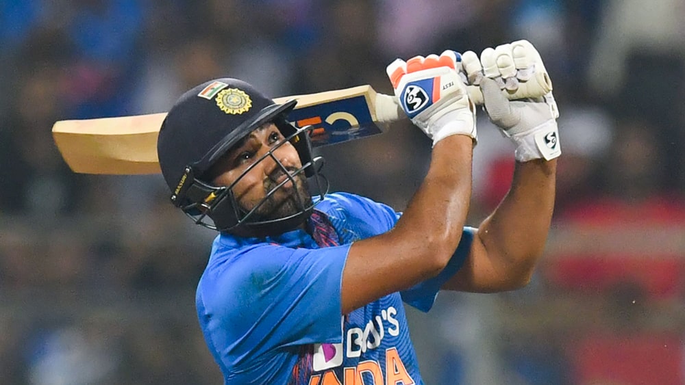 আন্তর্জাতিক ক্রিকেটে চারশো ছয় হয়ে গেল রোহিতের। এখন ক্রিস গেল (৫৩০ ইনিংসে ৫৩৪ ছয়) ও শাহিদ আফ্রিদি (৫০৮ ইনিংসে ৪৭৬ ছয়) শুধু সামনে আছেন রোহিতের (৩৬০ ইনিংসে ৪০৪ ছয়)। ২০১৩ সালের শুরু থেকে ধরলে হিটম্যান মেরেছেন ৩৬১ ছয়। এ দিন তিনি থামলেন ৩৪ বলে ৭১ রানে। যাতে রয়েছে পাঁচটি ছয়।