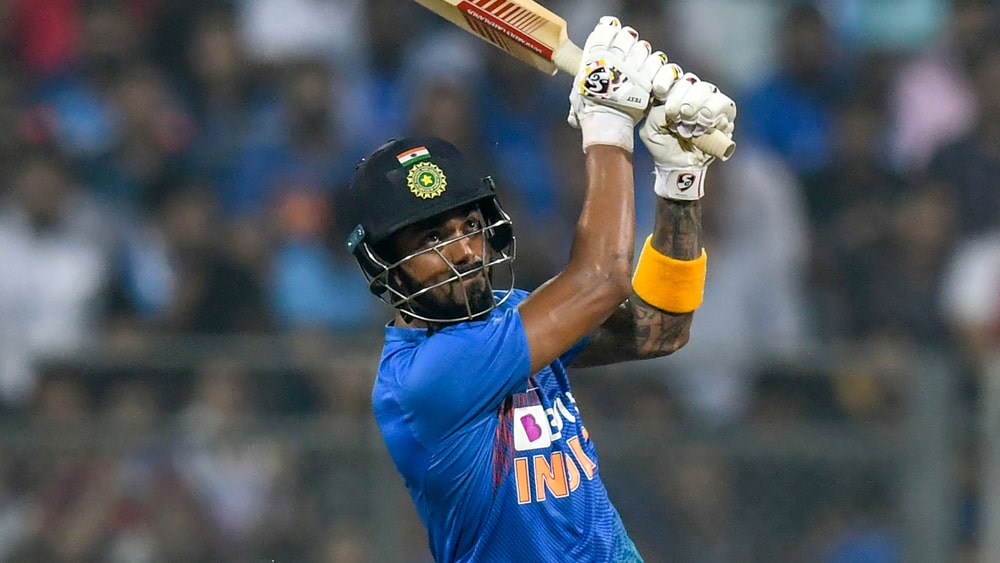 লোকেশ রাহুলের পঞ্চাশ এসেছিল ২৯ বলে। সেঞ্চুরির দোরগোড়ায় পৌঁছে গিয়েছিলেন তিনি। শেষ ওভারে থামলেন ৯১ রানে। ৫৬ বলের ইনিংসে মারলেন নয়টি চার ও চারটি ছয়। প্রথম উইকেটে রোহিতের সঙ্গে যোগ করেছিলেন ১৩৫ রান। তৃতীয় উইকেটে কোহালির সঙ্গে যোগ করেছিলেন ৯৫ রান। রাহুলই সারাক্ষণ একটা দিক ধরে রেখেছিলেন। ভারতের জয়ের অন্যতম কারণ রাহুলের ব্যাট।