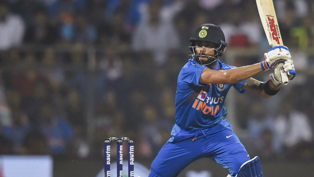 কোহালির ব্যাটিং সাধারণত জমি ঘেঁষা শটের উপর নির্ভরশীল। তিনি পাওয়ার হিটার নন। তুলে তুলে ছক্কা মারা তাঁর স্টাইল নয়। কিন্তু ওয়াংখেড়েতে কোহালি দেখালেন, তিনি এটাও পারেন। ওয়াংখেড়েতে টি-টোয়েন্টি ফরম্যাটে ১৩ ইনিংসে ৮৫.২৮ গড়ে ৫৯৭ রান করে ফেলেছেন তিনি। এর মধ্যে পাঁচটি পঞ্চাশ রয়েছে।