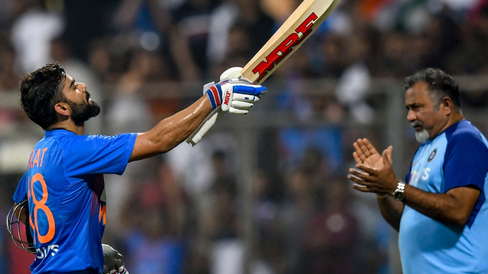 রোহিত, রাহুল ও কোহালি, ভারতের তিন ব্যাটসম্যান এ দিন সত্তরের বেশি রান করেছেন। টি-টোয়েন্টি আন্তর্জাতিকে এই প্রথম বার কোনও দলের তিনজন সত্তরের বেশি রান করলেন এক ইনিংসে। শুধু আন্তর্জাতিকেই নয়, সমস্ত রকম টি-টোয়েন্টি ম্যাচেই এমন ঘটনা আগে হয়নি। ওয়াংখেড়েতে এটাই টি-টোয়েন্টিতে সর্বাধিক স্কোর।