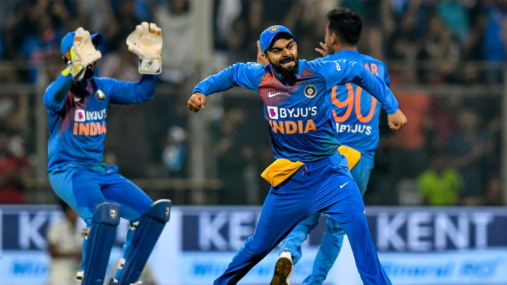 রান তাড়া করতে নেমে পাওয়ারপ্লে-র ছয় ওভারে আটকে গিয়েছিল ওয়েস্ট ইন্ডিজ। ১৭ রানের মধ্যে পড়ে যান লেন্ডল সিমন্স, ব্র্যান্ডন কিং ও নিকোলাস পুরান। এর মধ্যে ওপেনার ইভিন লুইস আবার চোটের জন্য ব্যাট করতে নামতেই পারেননি। ফলে ব্যাটিং অর্ডার ঘেঁটে গিয়েছিল ওয়েস্ট ইন্ডিজের।