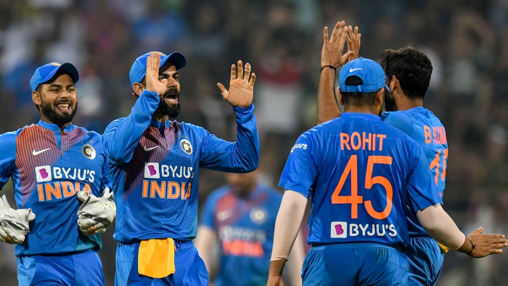 কিয়েরন পোলার্ড (৩৯ বলে ৬৮) ও শিমরন হেটমায়ার (২৪ বলে ৪১) মরিয়া চেষ্টা চালালেও তা যথেষ্ট ছিল না। ভুবনেশ্বর কুমারের বলে পোলার্ড ফিরতেই দাঁড়ি পড়ে ক্যারিবিয়ানদের লড়াইয়ে। কারণ, মুম্বই ইন্ডিয়ান্সে খেলার সুবাদে ওয়াংখেড়ের মাঠ পোলার্ডের পরিচিত। আর তাই ছয় ছক্কা মেরে চেষ্টা চালিয়ে যাচ্ছিলেনও। ভুবি তাই হানেন মোক্ষম আঘাত।