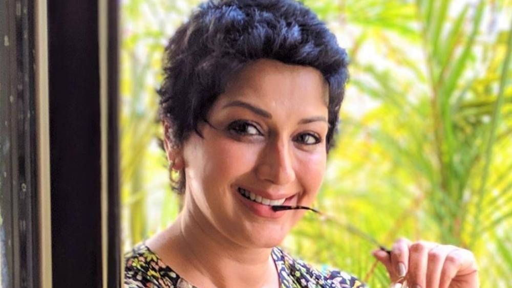 যদিও তাঁর তীব্র প্রাণশক্তি ও অদম্য ইচ্ছাশক্তির কাছে হার মেনেছে ক্যানসার। মনের জোর ও সাহসকে অবলম্বন করে ক্যানসার জয়ীদের তালিকায় এখন উঠে এসেছে তাঁর নামও। তিনি সোনালি বেন্দ্রে। যাঁর দুরন্ত কামব্যাক বেঁচে থাকার রসদ জোগাতে পারে বিশ্বের সব ক্যানসার আক্রান্তকেই।