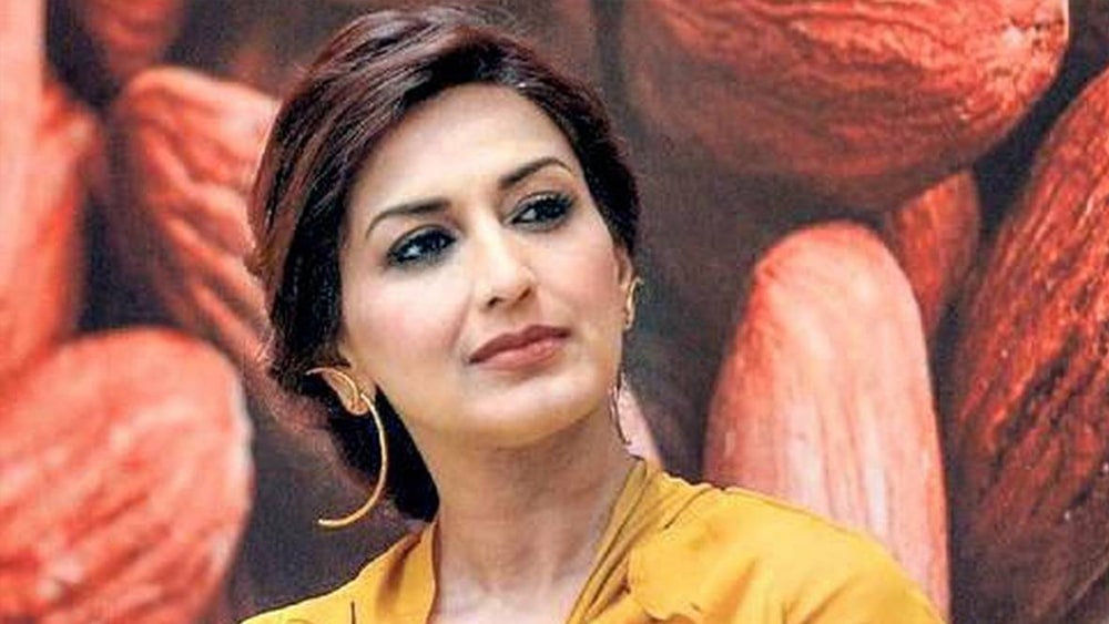 হাই গ্রেড মেটাস্টেসিস ক্যানসার শরীরে বাসা বেঁধেছে। এ কথা প্রকাশ্যে এল ২০১৮-য়। নিজেই টুইট করে জানালেন তা। খবর আসতেই পায়ের তলার মাটি সরে গিয়েছিল সোনালি বেন্দ্রের। নিউ ইয়র্কে উড়ে গিয়েছিলেন সত্বর। চিকিৎসা চলাকালীনই প্রথম ক্যানসারের খবর কী ভাবে তাঁকে ও তাঁর পরিবারকে দুরমুশ করে দিয়েছিল, সে কথাও জানিয়েছিলেন এক টিভি শো-য়ে। “ক্যানসার হয়েছে শুনে আমি সারা রাত ঘুমোতে পারিনি। শুধু কেঁদেছি। আর ভেবেছি, কেন আমার সঙ্গেই এমনটা হল?”