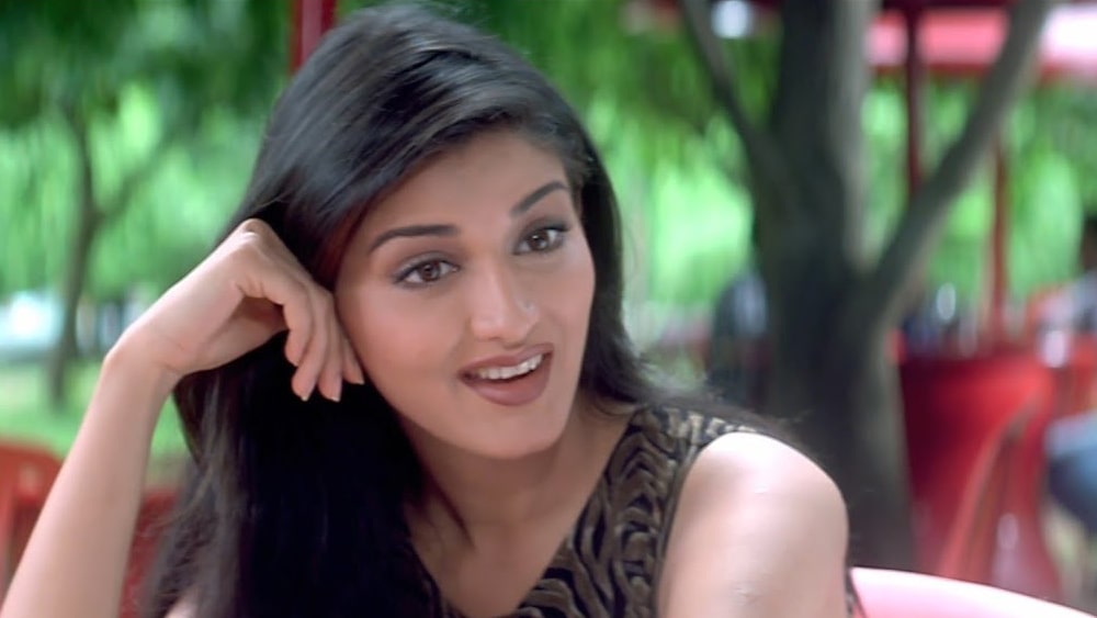 ১৯৭৫-এর ১ জানুয়ারি মুম্বইয়ের এক মরাঠা পরিবারে জন্ম হয় সোনালির। ছোটবেলা থেকেই নাচ-গান ও অভিনয়ের প্রতি অদম্য টান ছিল তাঁর। মুম্বইয়ের কেন্দ্রীয় বিদ্যালয় ও ঠাণের হলি ক্রস কনভেন্ট থেকে স্কুলের পাঠ শেষ করে মুম্বইয়ের রামনারায়ণ রুজা কলেজ থেকে স্নাতক হন।