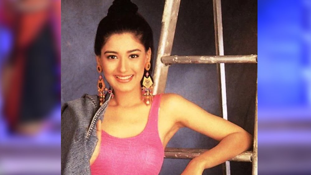 স্কুল শেষ করার পর থেকেই মডেলিং করতে শুরু করেন সোনালি। কেরিয়ার মডেলিং দিয়ে শুরু হলেও এই সময়ই টুকটাক কিছু বিজ্ঞাপনী ছবিতেও কাজের অফার আসতে থাকে।