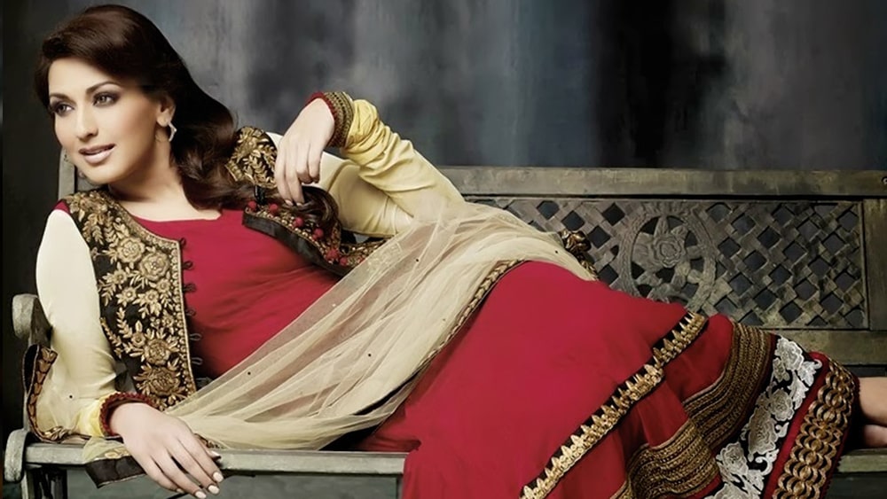 তাঁর ক্যামেরার সামনে সপ্রতিভ আচরণ, অভিনয় দক্ষতার জেরে মাত্র ১৯ বছর বয়সেই চিত্রপরিচালক কে রবিশংকরের নজরে আসেন তিনি। ১৯৯৪-তে মুক্তি পায় ‘আগ’। সেখানে গোবিন্দা ও শিল্পা শেট্টির সঙ্গে স্ক্রিন শেয়ার করেন সোনালি। এই ছবিই তাঁকে এনে দিল সেরা নতুন মুখের পুরস্কার। এর পর পরই আসতে থাকে বলিউডি ও দক্ষিণী নানা ছবির অফার।