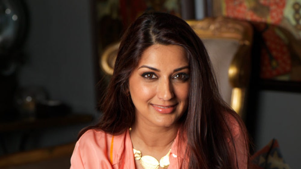 ১৯৯৬-এ মাইকেল জ্যাকসন যখন ভারতে আসেন, তখন তাঁকে স্বাগত জানাতে বলিউডের পক্ষ থেকে ভার দেওয়া হয় সোনালিকে। তত দিনে ‘রক্ষক’, ‘ইংলিশ বাবু দেশি মেম’, ‘আপনে দম পর’, ‘সপুত’-এর মতো ছবি। প্রতিটি ছবির টাইটেল কার্ডেই নতুন এই নায়িকার নাম যোগ করত আলাদা আবেদন।