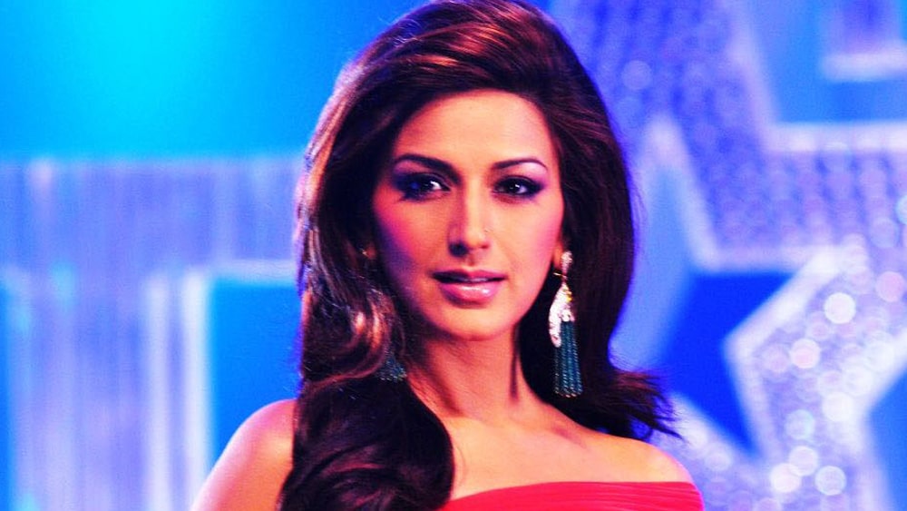 ‘‘নব্বইয়ে সোনালি বেন্দ্রে মানেই যেন এক আলাদা আবেদন! ‘নরাজ’, ‘জখম’, ‘অঙ্গারে’ এ সব চবি তো চলতই সোনালির নামে। সবেতেই যে সে নায়িকা ছিল এমন নয়, কিন্তু তাঁর অভিনয়ের প্রসাদগুণে অনেক তাবড় অভিনেত্রীর সঙ্গেও পাল্লা দিতে পারতেন। এক সহজাত সৌন্দর্যও ছিল, যা নয়নাভিরাম।’’— সোনালি বেন্দ্রের অভিনয় নিয়ে এখনও মুগ্ধ সাহিত্যিক শীর্ষেন্দু মুখোপাধ্যায়।