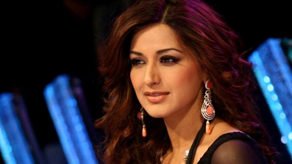 ১৯৯৯-এ দুই তামিল ছবি ‘কধালার ধিনাম’ ও ‘কান্নোদু কানবাথেলাম’-এ অভিনয় করেও দক্ষিণী ছবির দুনিয়ায় বেশ নাম করেন। এর পর ২০০০-এ ‘চল মেরে ভাই’-তে তাঁর ক্যামিও চরিত্রটিও সিনেমাপ্রেমীদের মন কাড়ে। ‘হমারা দিল আপকে পাশ হ্যায়’ ছবির জন্য সেরা সহঅভিনেত্রীর পুরস্কারের জন্যও মনোনীত হন।