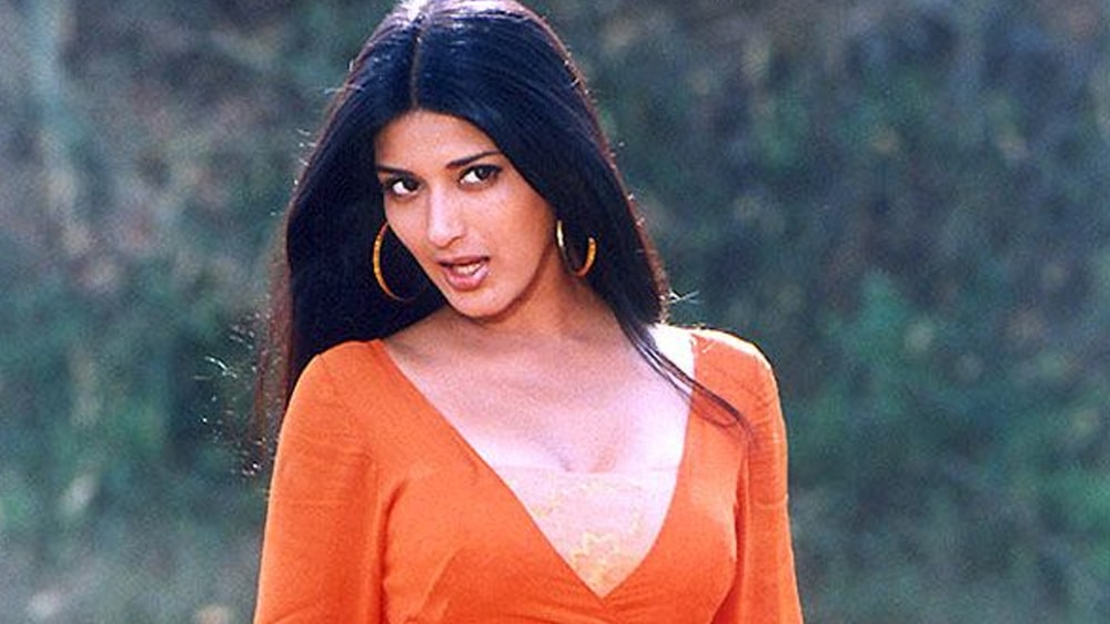 শুধু হিন্দি ও তামিল নয়, ২০০১-এ তেলুগু ছবির ডেবিউ করেন সোনালি। তেলুগু ফিল্ম-ইতিহাসে এই ‘মহেশ বাবু’ ছবিটি আজও বিখ্যাত।