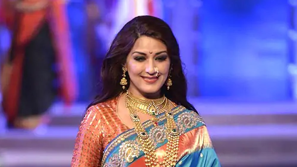 শুধু বড়পর্দাই নয়, টেলিদুনিয়াতেও সোনালি ঢুকে পড়েন ২০০১-এ। এক বেসরকারি চ্যানেলের নাচের রিয়েলিটি শো সঞ্চালনার কাজ দিয়েই শুরু হয় তাঁর টেলিদুনিয়ার ডেবিউ। এর পর গান ও নানা প্রতিভার ট্যালেন্ট হান্ট শো-এর সঞ্চালক ও বিচারক হিসেবে সোনালিকে দেখা গিয়েছে।