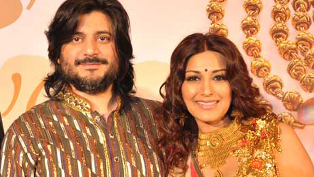 মাঝে ২০০২-এ বহু দিনের বন্ধু পরিচালক গোল্ডি বেহলকে বিয়ে করেন সোনালি। ২০০৪-এ জন্ম নেয় তাঁদের পুত্রসন্তান। এই সময় সংসার সামলে ছেলেকে একটু বড় করা নিয়ে ব্যস্ত হয়ে পড়েন সোনালি। পরে ২০১২-তে অক্ষয় কুমারের বিপরীতে ‘ওয়ান্স আপন আ টাইম ইন মুম্বই দোবারা’ ছবিতে কামব্যাক করেন সোনালি। তার পর থেকে ২০১৭ রপর্যন্ত ফিল্ম ও টেলিফিশন নিয়েই ব্যস্ত ছিলেন এই জনপ্রিয় নায়িকা। রোমান্স, অ্যাকশন এবং কমেডি মিলিয়ে ইতিমধ্যেই প্রায় পঞ্চাশটিরও বেশি বলিউডি ছবিতে অভিনয় করে ফেলেছেন সোনালি।