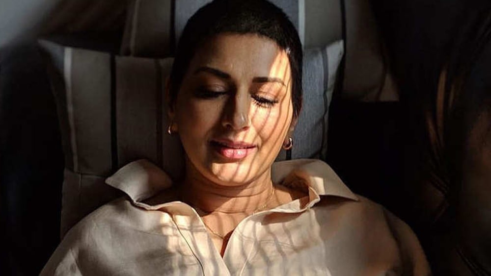 বাধ সাধল ক্যানসার। ২০১৮-র পর জীবনের এই কঠিন অধ্যায়েও এতটুকু মনোবল হারাননি তিনি। পাশে পেয়েছিলেন গোটা পরিবারকেই। নিউ ইয়র্কে চিকিত্সা চলাকালীন সোনালির সঙ্গে দেখা করতে গিয়েছিলেন একাধিক বলিউড তারকা। কখনও প্রিয় বন্ধু সুজান খান বা গায়ত্রী জোশীর সঙ্গে ছবি শেয়ার করেছিলেন সোনালি। কখনও বা অনুপম খের, প্রিয়ঙ্কা চোপড়াদের দেখা গিয়েছে সোনালির সঙ্গে। তাঁর হার না মানা মানসিকতাকে কুর্নিশ জানিয়েছেন সকলে।