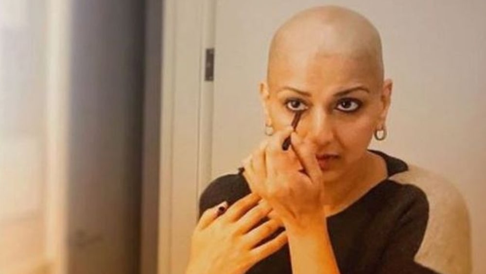 ক্যানসারের কেমোথেরাপি কেড়ে নিয়েছিল সোনালির মাথার চুল। কিন্তু সে অবস্থাতেও প্রকাশ্যে এসেছেন তিনি। নিজেকে লুকিয়ে রাখেননি। বরং সাহস দিয়েছেন অন্যদেরও। তাঁকে দেখে যাতে অন্য ক্যানসার আক্রান্তেরা সাহস সঞ্চয় করতে পারে, সেই চেষ্টাই করেছেন প্রতিদিন। সোনালির এমন ভূমিকাকে কুর্নিশ জানিয়েছেন সকলে।