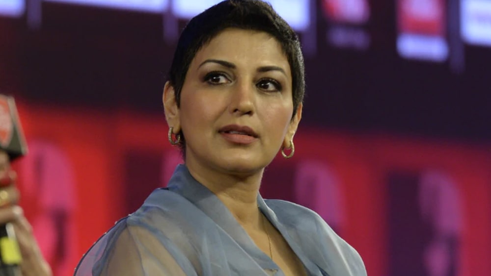 পুরোপুরি সুস্থ না হলেও একটু ভাল হতেই শুটিং ফ্লোরেও ফিরেছেন তিনি। ‘অনেক কিছু ঘটে যাওয়ার পর সেটে ফিরলাম।… কাজে ফিরতে পেরে ভাল লাগছে। ফিরতে পেরে কেমন লাগছে সেটা বলে বোঝাতে পারব না। কাজেই তো ফিরতে চেয়েছিলাম।…’ ফিরে এসেও রাখঢাক না করেই সোশ্যাল সাইটে লিখেছেন এ কথা।