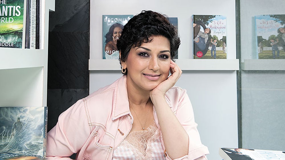 এমনকি কোমরের নীচে জল ভরা একটি ট্যাঙ্ক নিয়ে বিভিন্ন ব্যায়াম করার ছবি ও ভিডিয়ো সোশ্যাল ওয়ালে শেয়ার করেছেন সোনালি। কষ্টকর এই অ্যাকোয়া থেরাপি নিয়েও কিছুই লুকোননি। এই সময় পরিবারের সঙ্গে কাটানো কিছু মুহূর্তও ভাগ করেছেন ভক্তদের সঙ্গে। নিজেই বার বার তাঁদের সাহস জুগিয়েছেন। নিজের শারীরিক অবস্থা নিয়ে ভয় পেতে বারণ করেছেন।